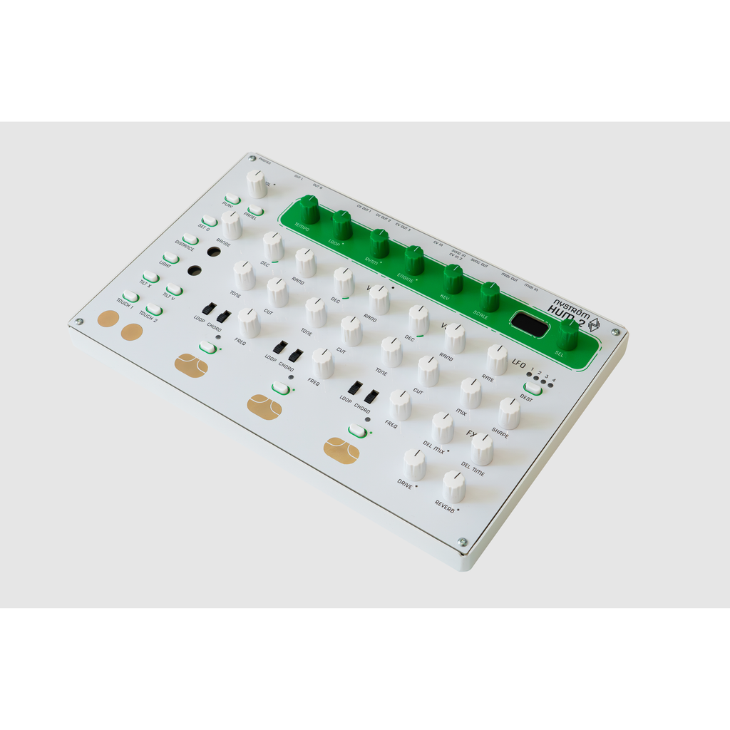 Nyström HUM 2 schräg von der Seite, mit Reglern, Schaltern und Touchpads aus Messing