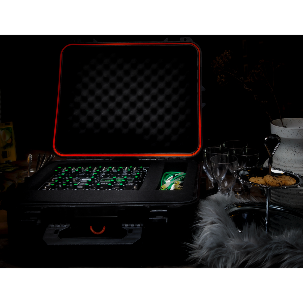 swEnigiser Limited Edition im offenen Flightcase auf einem Tisch, stimmungsvolles Licht