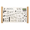 Modor NF-1 Digital-Synthesizer mit weißer Frontplatte und abgeschrägten Reglern