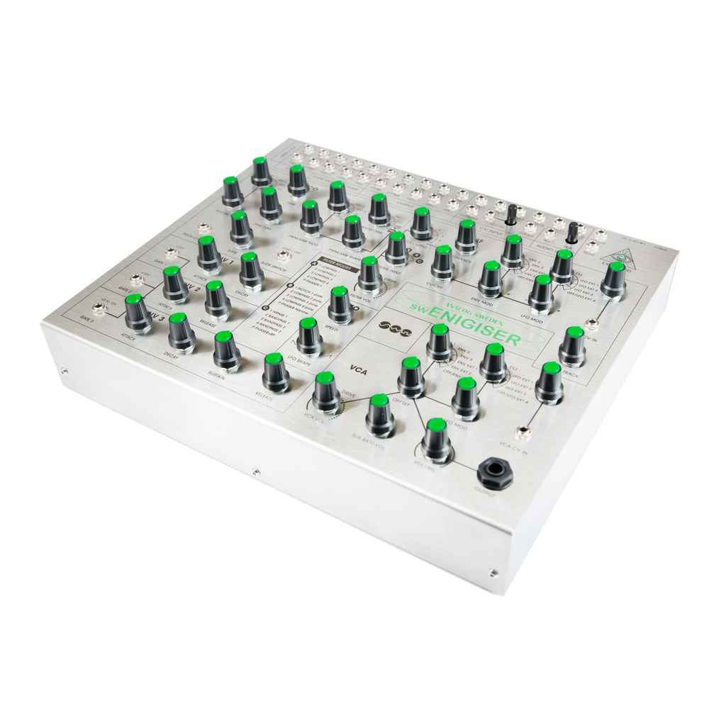 swEnigiser analoger Synthesizer mit silberner Frontplatte, Schrägansicht